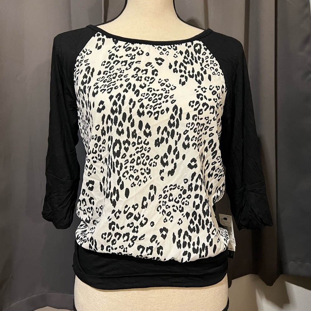 New, comfy print top with push up sleeves.